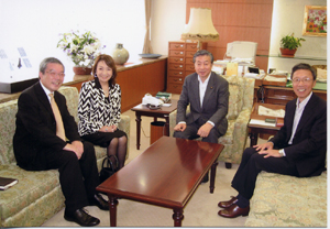 左から、朝妻会長、渡邊名誉会長、小坂文部科学大臣、作曲家の村井邦彦氏